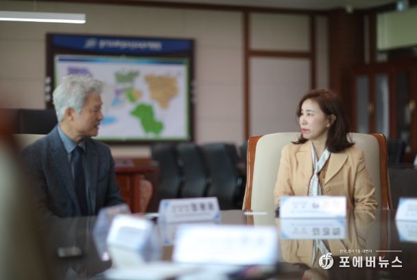 간담회를 진행하고 있는 김경희 의장과 정광윤 교육장