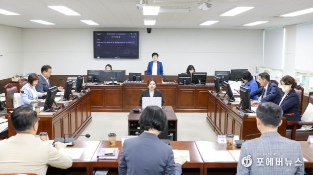 안산시의회가 25일 제282회 임시회 폐회 중 의회운영위원회를 열고 제1차 정례회 의사일정을 확정했다. 사진은 이날 의회 제2상임위원회실에서 열린 의회운영위원회 중 한 장면