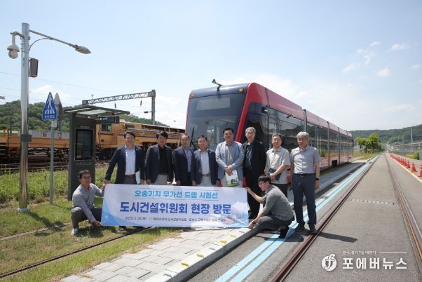 화성시의회 도시건설위원회 소속 의원들과 철도기술연구원 직원들이 기념촬영을 하고 있다.