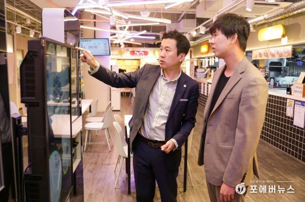 안산시의회가 송바우나 의장(사진 가운데)과 설호영 의원이 30일 상록구 월피동에 위치한 ‘다농마트 청년몰’을 방문해 입점 시설들을 이용하고 현장 간담회를 가졌다.