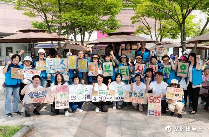 의원연구단체 탄소중립연구소 회원들과 박병민 의원이 시민들과 함께 기념 촬영을 하고 있다.