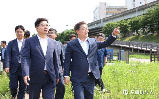 염태영 경기도 경제부지사는 5일 오후 안양천 지방정원 조성 예정지를 방문하고 지방정원 조성을 위해 경기도 차원에서 최대한 행정 지원하겠다고 답했다.