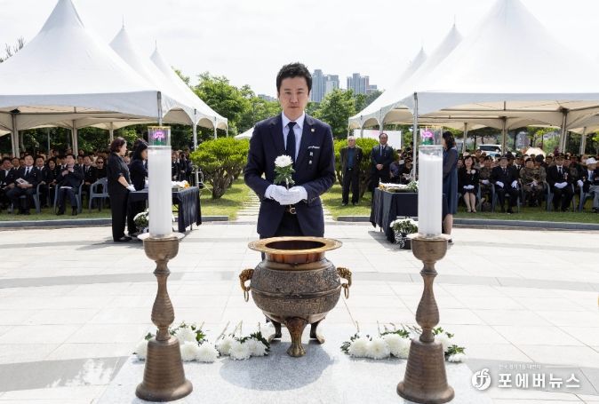 추념식에서 송바우나 의장이 순국선열의 넋을 기리며 헌화하고 있는 모습