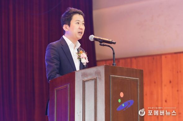 안산시의회 송바우나 의장이 9일 상록구 감골체육관에서 열린 ‘2023년 안산시 노인일자리 참여자 문화활동’ 행사에 참석했다. 사진은 이날 행사에서 축사를 하고 있는 송바우나 의장의 모습.