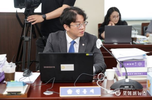 고양시의회 예산결산특별위원회 결산심사에서 질의하는 권용재 고양시의원