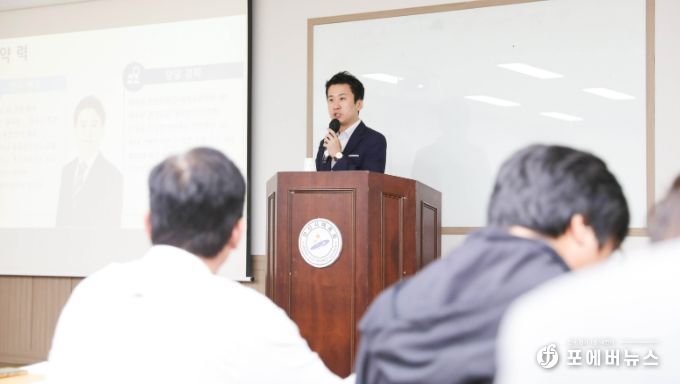 안산시의회 송바우나 의장이 13일 안산학연구원 교육장에서 지방정치와 의회의 역할을 주제로 특강을 진행하고 있다.