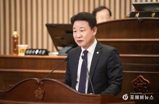 박경원 의원이 남양주시의회 본회의장에서 경기 동북부권 공공의료원 남양주시 설립촉구 건의안을 발의하고 있다.