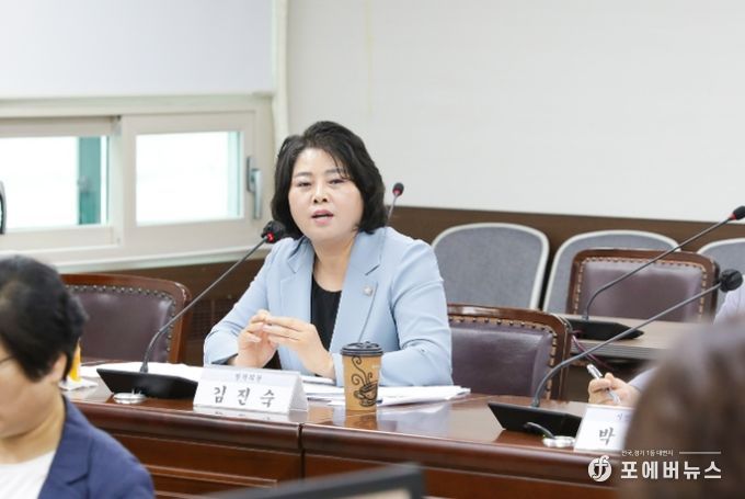 이번 정례회 기획행정위원회에서 조례안에 대해 설명하고 있는 김진숙 의원의 모습