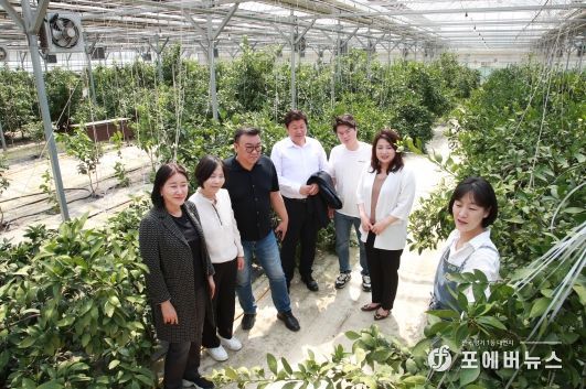 경제환경위원회 위원들이 치유농장 팜엔트리에서 관계자로부터 설명을 듣고 있다. 왼쪽부터 김희영, 신현녀, 신민석, 김진석, 박병민, 박희정 의원