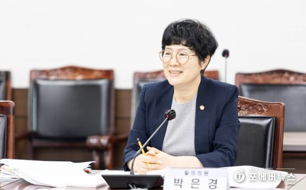 안산시의회 박은경 의원이 지난 2일 제283회 제1차 정례회 문화복지위원회에서 안산시 대부도 생태섬 관광 육성 및 지원 조례안에 대해 설명하고 있다.