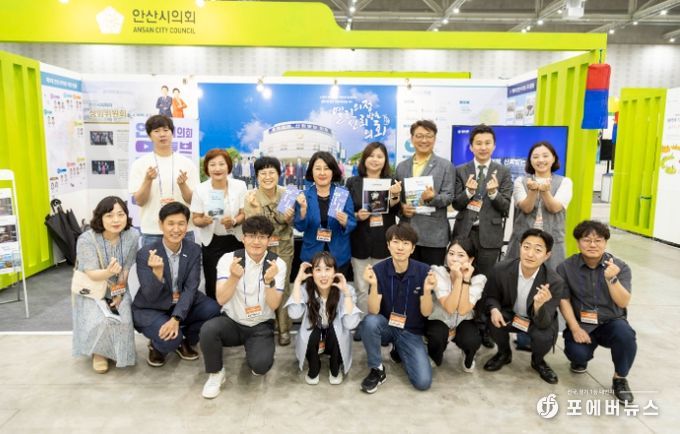 7일 의회 홍보전시관에서 촬영에 임하고 있는 의원들과 의회사무국 직원들의 모습.