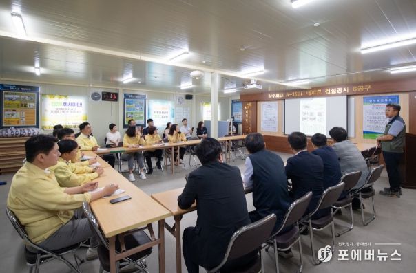 양주시의원들이 주양규 LH 양주사업본부장에게 지하주차장 보강공사 과정에 대해 보고받고 있다.