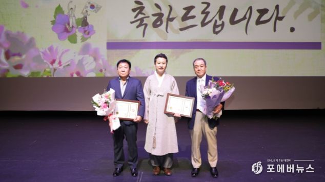 안산시의회가 15일 광복절을 맞아 제78주년 광복절 경축식에서 유공자에게 표창을 실시했다. 사진 왼쪽부터 최영훈 수상자, 송바우나 의장, 조한구 수상자의 모습