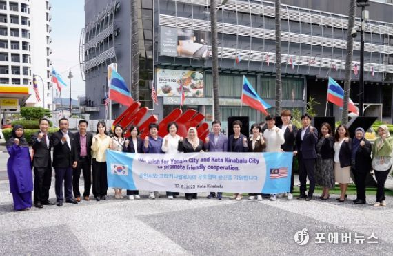 용인특례시 관광발전을 위한 의원연구단체 회원들과 코타키나발루시 관계자 등이 기념 촬영을 하고 있다.