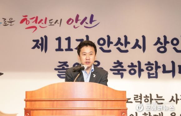 안산시의회 송바우나 의장이 31일 안산평생학습관 대강당에서 열린 ‘제11기 소상공인 상인대학 졸업식’에서 축사를 하고 있는 모습.