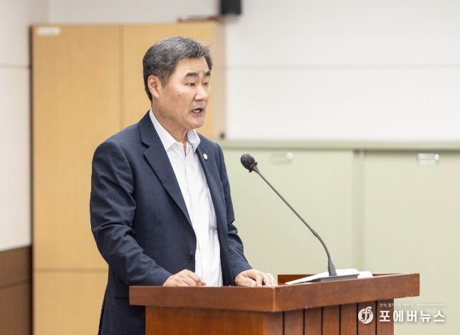 유재수 의원이 지난 8월 29일 제284회 임시회 의회운영위원회에서 ‘안산시의회 직장 내 괴롭힘 예방 및 금지에 관한 조례안’에 대해 제안 설명을 하고 있는 모습.