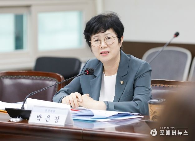 박은경 의원이 8월 29일 제284회 임시회 기획행정위원회에서 ‘안산시 출자·출연기관 출연금 정산 조례안’에 대해 설명하고 있는 모습