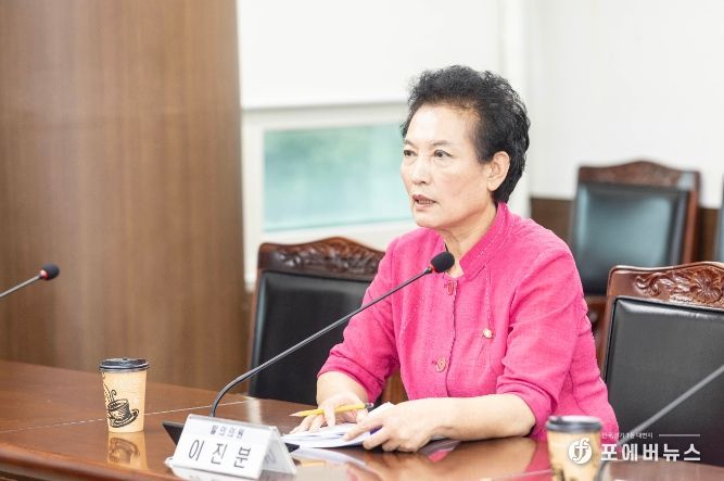 사진은 이진분 의원이 지난 8월 29일 제284회 임시회 문화복지위원회에서 ‘안산시 장애인 대상 범죄예방 및 피해자 지원 조례안’에 대해 설명하고 있는 모습.