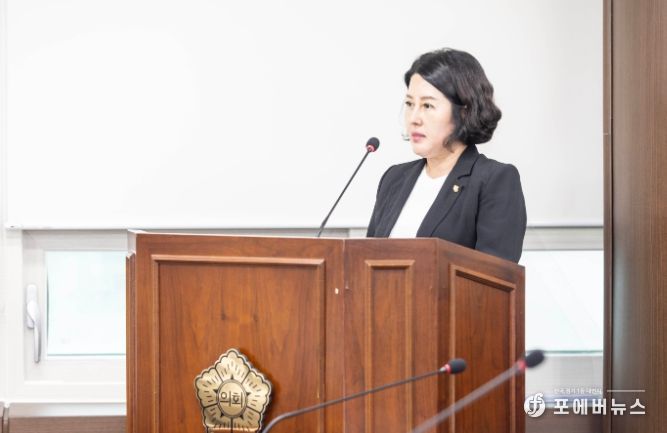 사진은 황은화 의원이 지난 8월 29일 제284회 임시회 문화복지위원회에서 ‘안산시 공연장 등의 최적 장애인관람석 설치에 관한 조례 일부개정조례안’에 대해 설명하고 있는 모습.