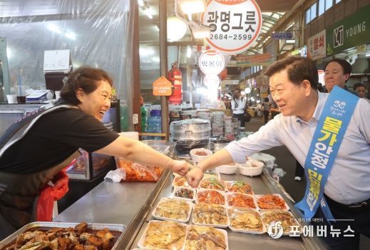 박승원 광명시장은 27일 광명새마을시장을 방문해 ‘물가체험 및 광명시장 살리기 캠페인’에 동참했다.