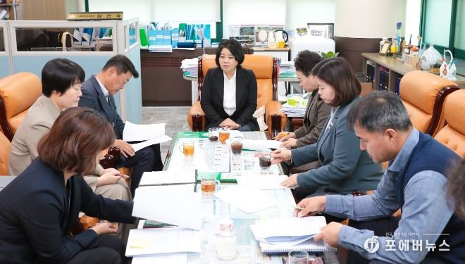 안산시의회 의원연구단체 ‘안산시 조례 정비 연구모임’이 18일 기획행정위원장실에서 제4차 간담회를 가졌다. 사진은 이날 간담회 중 한 장면.