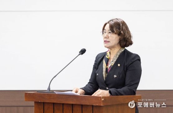 김유숙 의원이 지난 10월 16일 제285회 임시회 의회운영위원회에서 ‘안산시의회 의원 행동강령 조례 일부개정조례안’에 대해 제안설명을 하고 있는 모습.