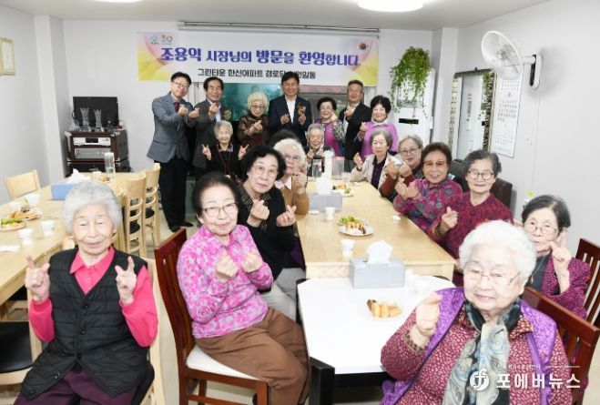 조용익 부천시장은 그린타운한신아파트 경로당을 찾아 어르신과 자유롭게 대화하는 시간을 보냈다