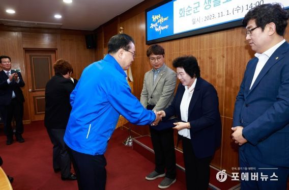 2023년 생활보장위원회 위촉장을 전달하는 모습