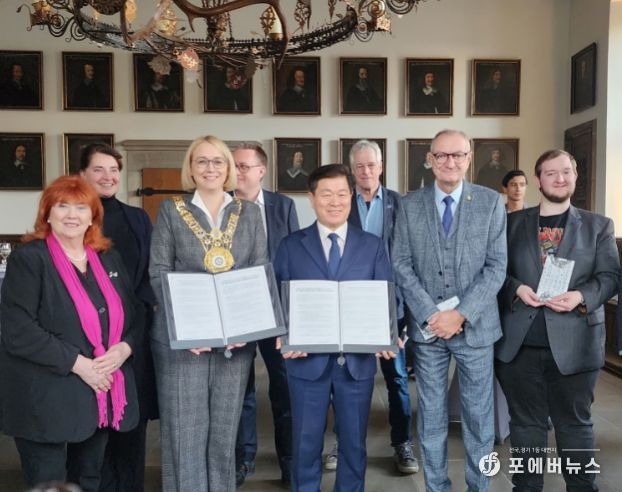박승원 광명시장(앞줄 왼쪽 세번째)과 독일 오스나브뤼크시 카타리나 푀터 시장(앞줄 왼쪽 두번째)은 독일 현지시간으로 지난 2일 오후 오스나브뤼크시청 평화의 홀에서 ‘우호협력강화 협약’을 체결했다.