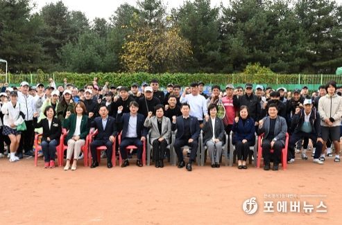 왼쪽부터 권안나, 강선영, 김연균 의원, 의정부시테니스협회 정성민 회장, 최정희 의장, 김지호, 정미영, 이계옥, 조세일 의원
