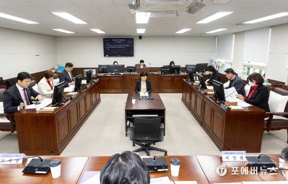 안산시의회가 15일 ‘제285회 임시회 폐회중 의회운영위원회’를 개최해 제286회 제2차 정례회 의사일정을 결정했다. 사진은 이날 제2상임위원실에서 열린 폐회중 의회운영위원회의 한 장면.