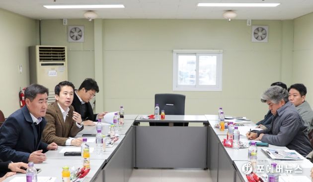 안산시의회 송바우나 의장과 유재수 도시환경위원장 최진호 의원이 17일 단원구 성곡동 반달섬 일대에서 현장 간담회를 개최했다. 사진은 이날 간담회 중 한 장면.