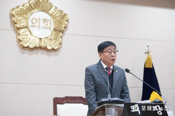 윤창철 의장이 제362회 정례회 제1차 본회의에서 ‘한탄강 환경 보존을 위한 신천 색도 개선 촉구 건의안’을 채택하고 있다.