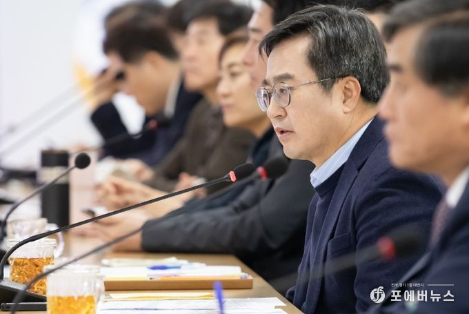 7일 오전 경기도청 율곡홀에서 열린 실국장·공공기관장 회의에서 김동연 경기도지사가 인사말을 하고 있다.