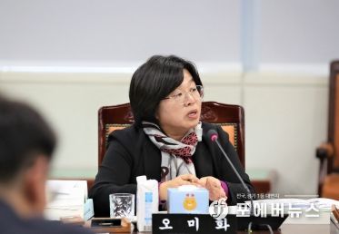 전라남도의회 제376회 제2차 정례회 예산결산특별위원회 2024년도 예산안 심사에서 오미화 의원이 질의하고 있다.