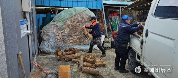관내 어려운 이웃을 방문해 땔감을 전달하는 모습