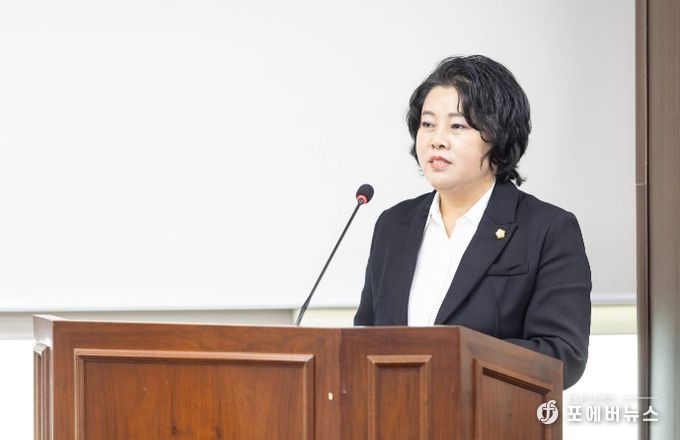 김진숙 의원이 지난 11월 23일 열린 제286회 제2차 정례회문화복지위원회에서 자신이 대표 발의한 ‘안산시 긴급복지지원에 관한 조례 일부개정조례안’에 대해 제안설명을 하고 있다.