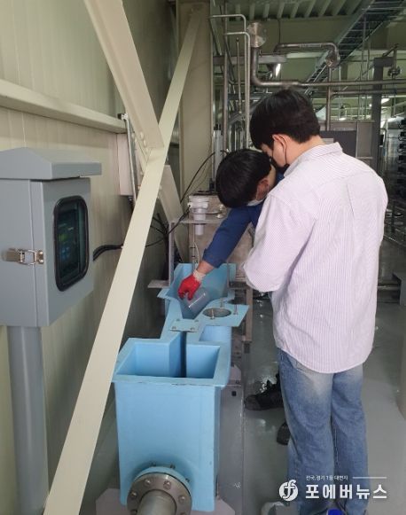 시 환경부서 담당자가 폐수 배출사업장 점검을 하고 있는 모습