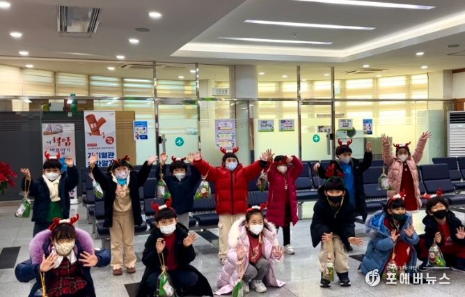 동두천시 보건소, 1층 로비에 꼬마 산타들의 깜짝 방문