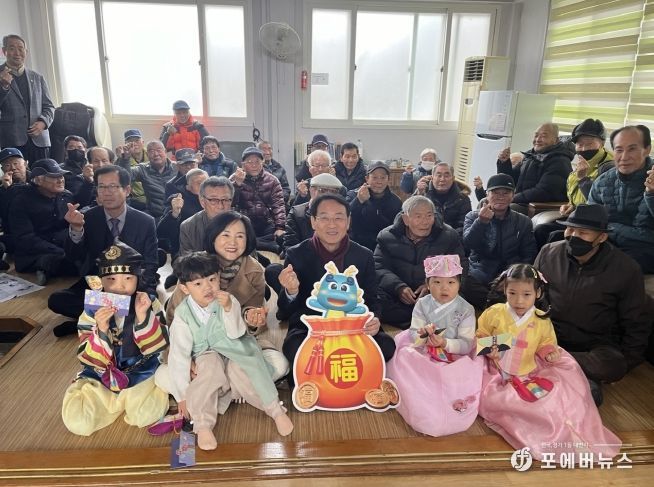 강진원 군수와 부인 최해진 여사, 어린이들이 함께 어르신들에게 새해 큰절을 올렸다.