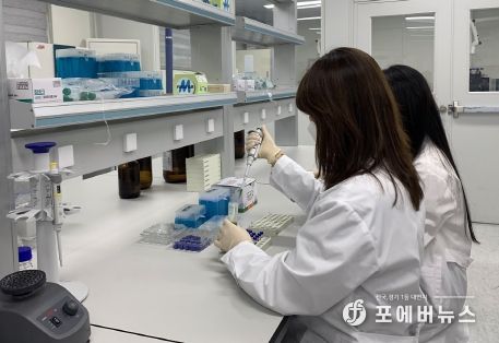 나주시가 로컬푸드 인증을 위한 잔류농약 분석 수수료를 전액 무료로 전환한다. 사진은 농산물 안전성 검사 장면. (사진제공-나주시)