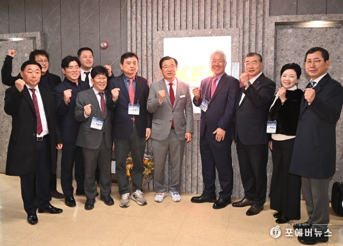 이현재 하남시장(사진 가운데)이 15일 하남 아이테코에서 진행된 ‘한국프랜차이즈산업협회 현판식 겸 프랜차이즈산업인의 날 기념식·신년인사회’에 참석해 기념사진을 촬영하고 있다.