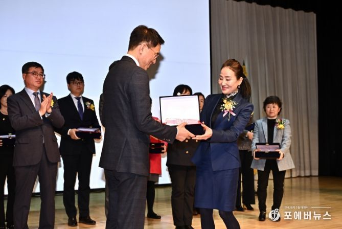 수지도서관(오른쪽이 도서관 관계자)이 지난 22일 한국도서관협회 주관 제56회 한국도서관상 단체부문 상을 받았다
