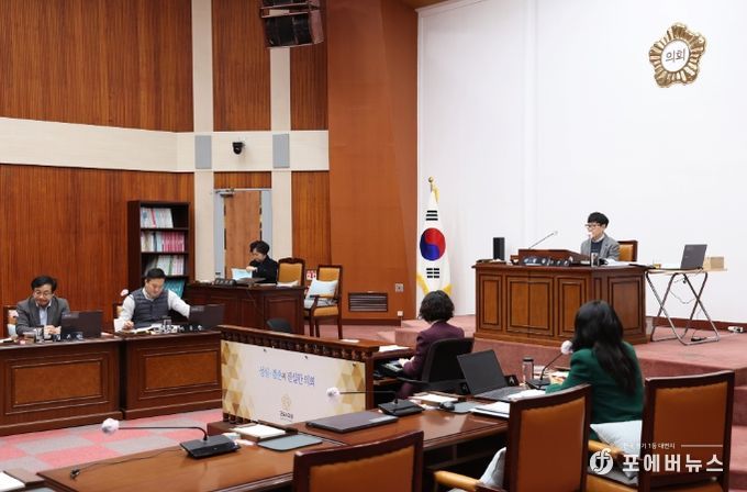 지난 22일 진행된 군포시의회 제272회 임시회 산업건설위원회 안건 심의 현장