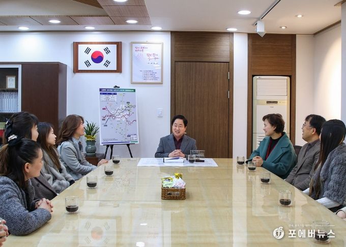주광덕 남양주시장, 오남초 학부모회로부터 감사패 받아...“안전한 학교 환경을 위한 적극행정에 감사”