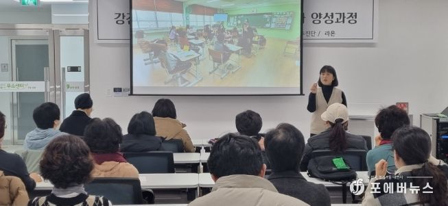 강진자연생태연구회 회원들이 교육에 참여하고 있다.