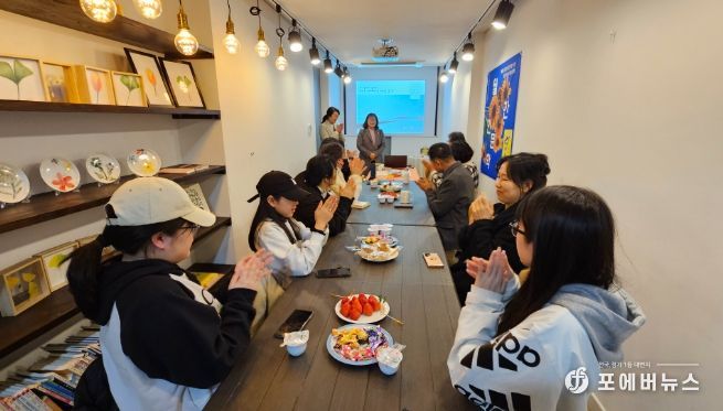 강진군민들이 월간인문학에 참여하고 있다.