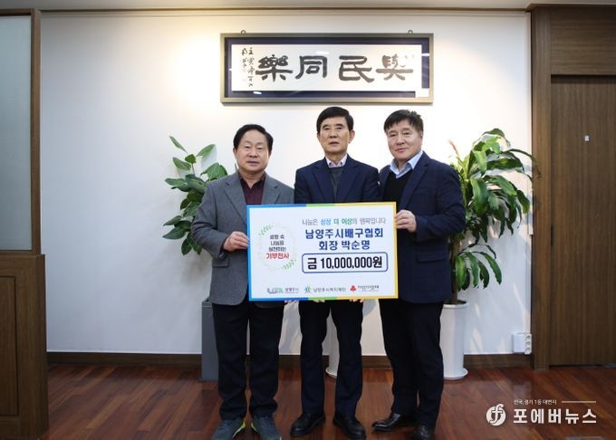 (왼) 주광덕 시장, (가운데) 박순명 회장, (오) 심우만 대표