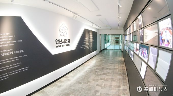 안산시의회가 새롭게 조성한 의회 2층과 시청의 연결통로 모습