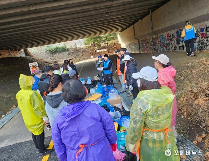 활동 시작 전 설명을 듣고 있는 봉사자들